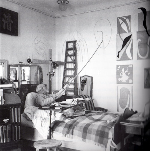 Матисс рисует голову для украшения Капеллы Чёток в Вансе, 1950 год Матисс рисует голову для украшения Капеллы Чёток в Вансе, 1950 год