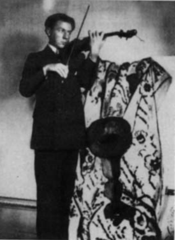 Пьер Матисс играет на скрипке, 1915 год Пьер Матисс играет на скрипке, 1915 год