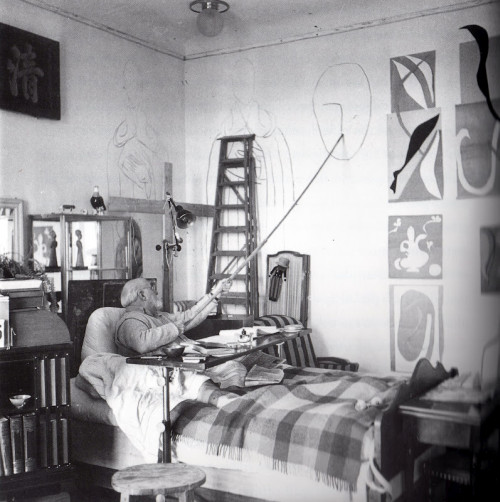 Матисс рисует голову для украшения Капеллы Чёток в Вансе, 1950 год